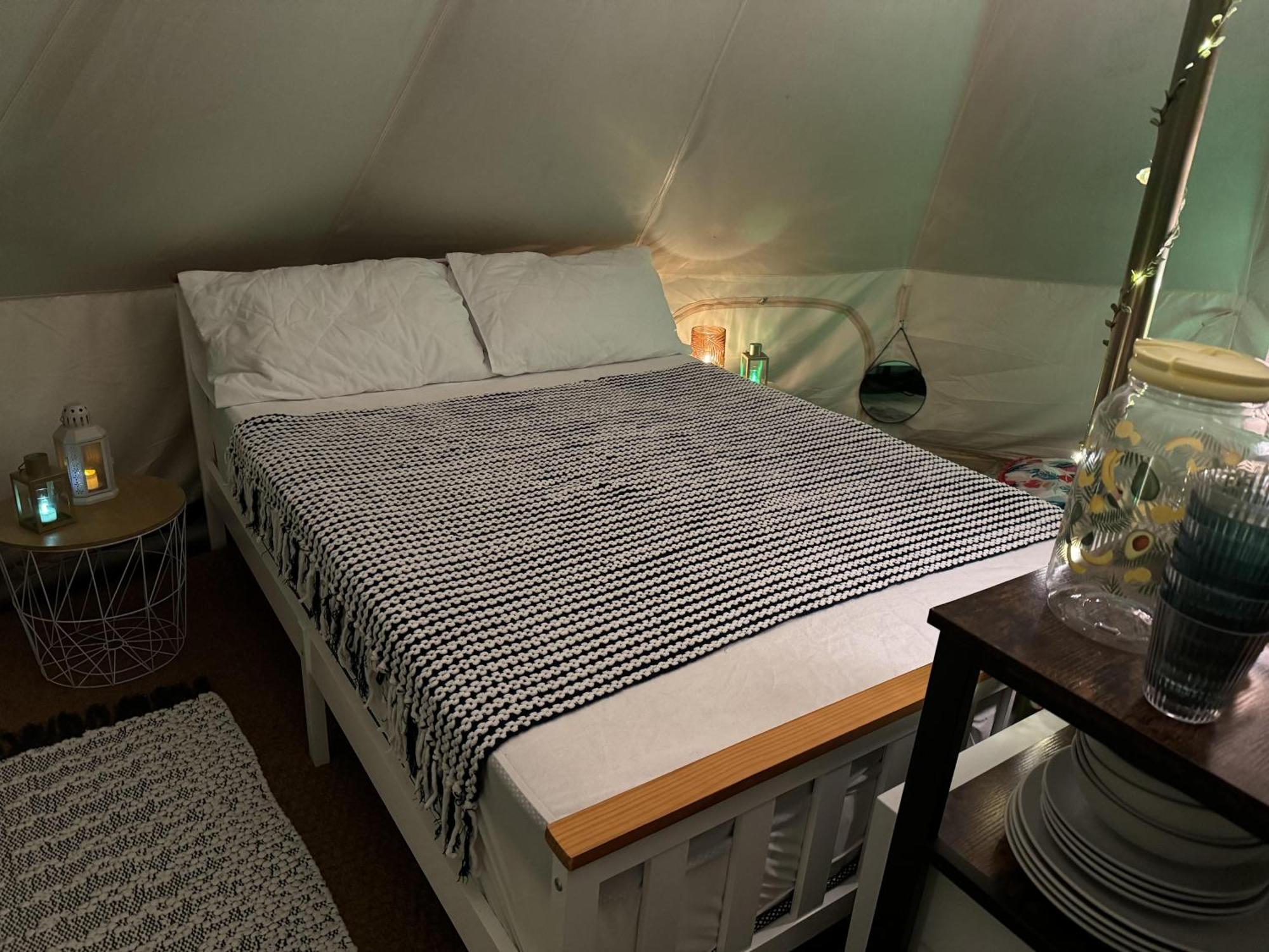 Spacious Bell Tent At Herigerbi Park Lincolnshire Villa Grantham Exterior photo
